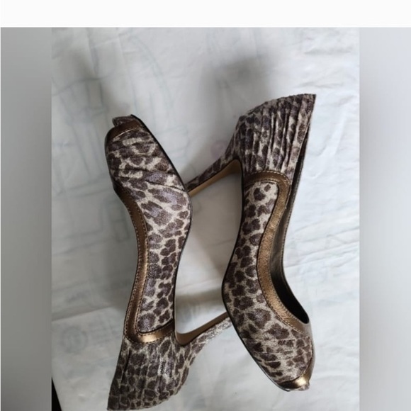 Reba Leopard Peep Toe Women's Shoe. In good condition. Will fit a size 6. - Picture 2 of 8